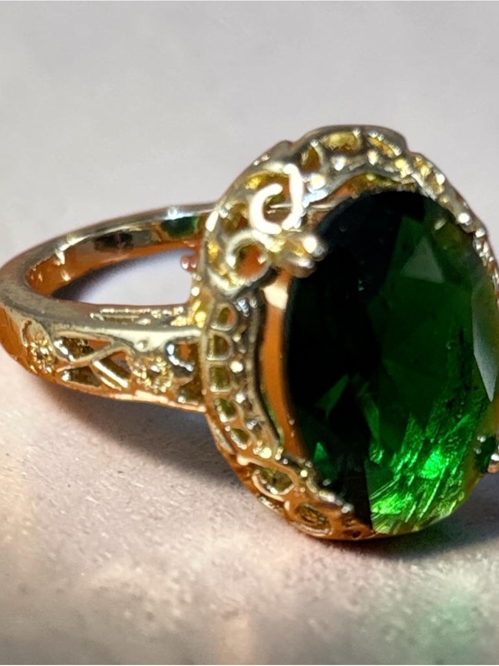 size 7 💚 Vintage-Style Green Statement Ring – Gold-Tone Setting